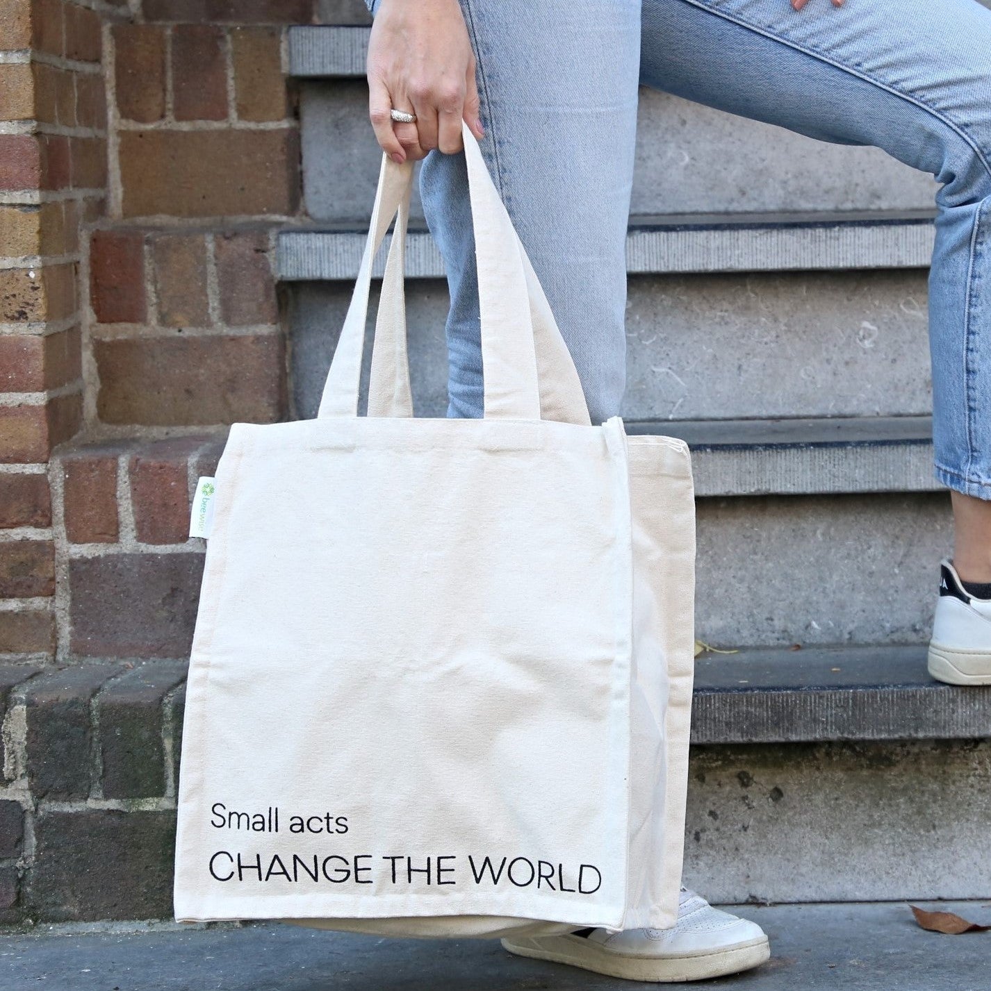 story and about us of beewise amsterdam company showing a grocery bag made in organic cotton