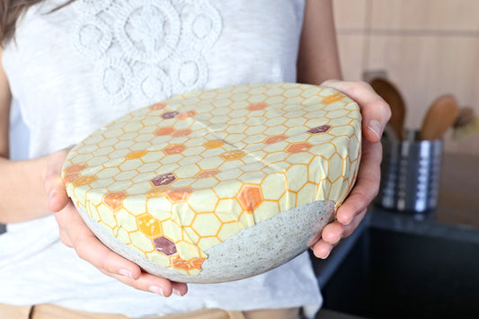 bijenwas voedsel wrap beeswax food wrap hive pattern from beewise amsterdam being used to wrap a bowl